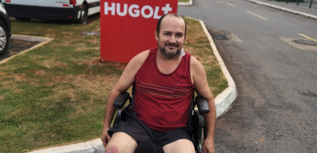 Homem de 48 anos, identificado como Jean Pimentel Cirqueira, sofreu um grave acidente de trânsito na madrugada de 3 de maio de 2026, na rotatória do posto de combustíveis do Conjunto Vera Cruz, em Goiânia, enquanto seguia para o trabalho. Padeiro, ele precisou passar por diversas cirurgias após o acidente, incluindo a amputação da perna direita e um procedimento no intestino devido a lesões internas. Após complicações e infecção, novas intervenções cirúrgicas foram necessárias. Jean recebeu alta hospitalar em 22 de maio e agora enfrenta o processo de reabilitação. Familiares realizam uma campanha solidária para arrecadar cerca de R$ 36 mil destinados à compra de uma prótese. A iniciativa conta com o apoio da página Grande Vera Cruz. Chave PIX para doações: 62 9 9451-9146 (C6 Bank).